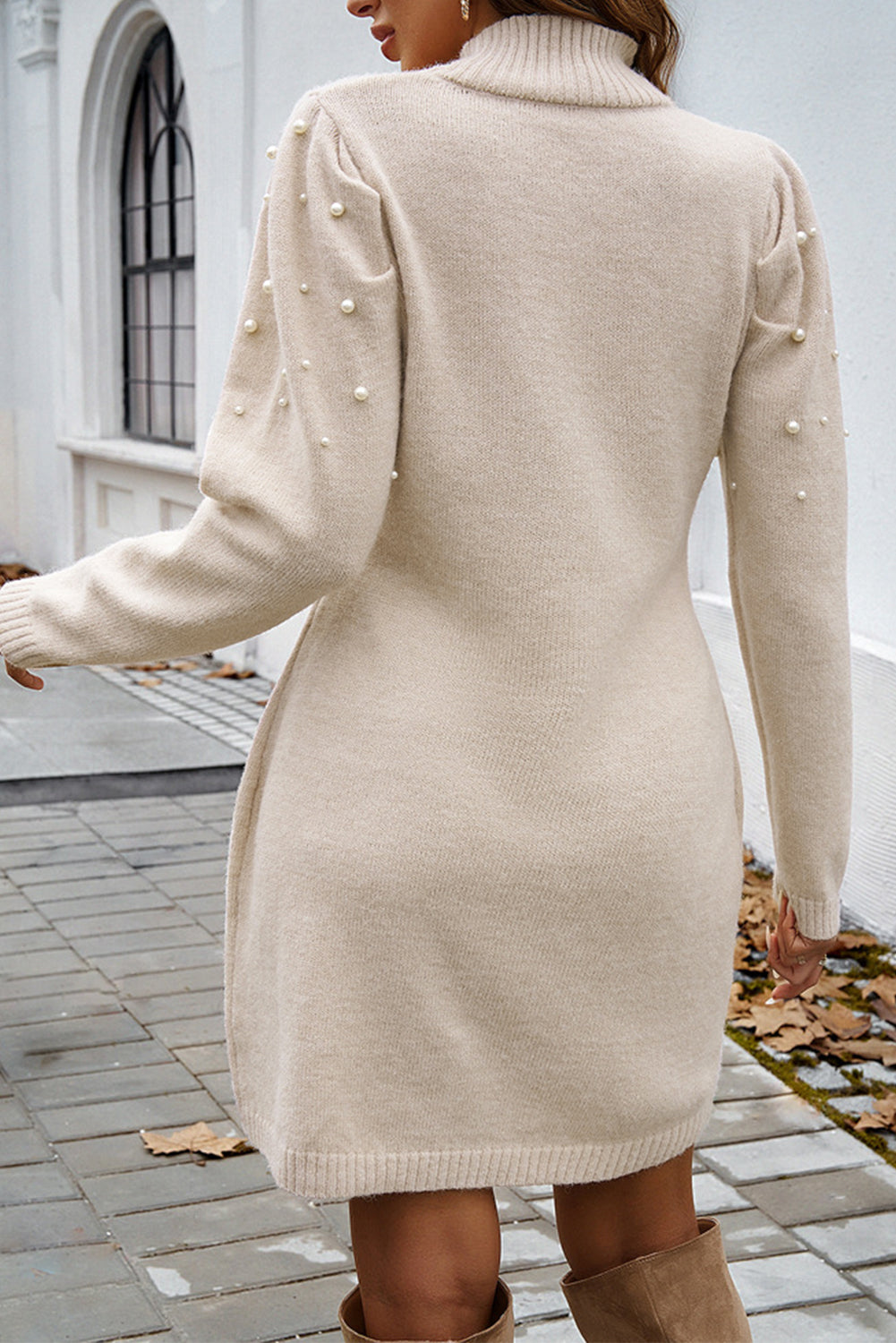 Figurbetontes Pulloverkleid mit Perlenverzierung und hohem Kragen von Parchment Pearl
