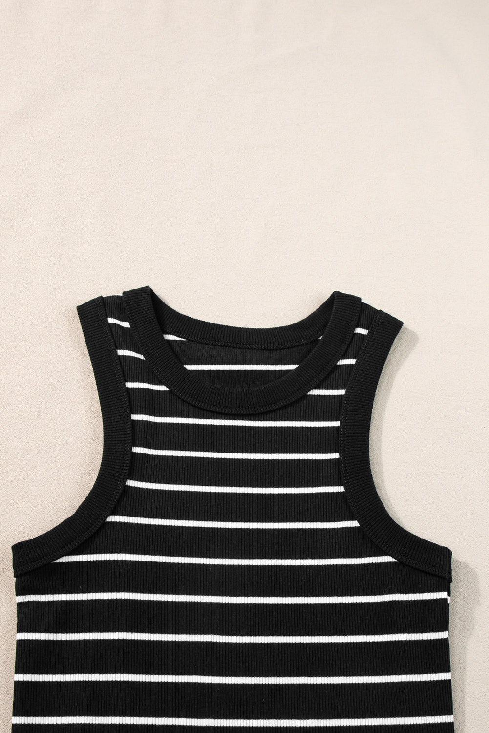 Vestido corto de tirantes de punto acanalado con rayas negras