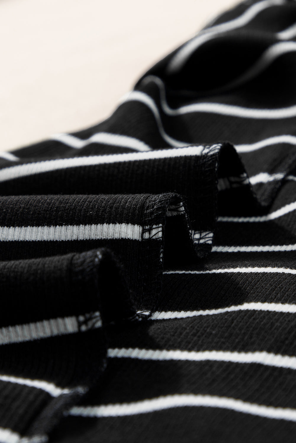 Vestido corto de tirantes de punto acanalado con rayas negras