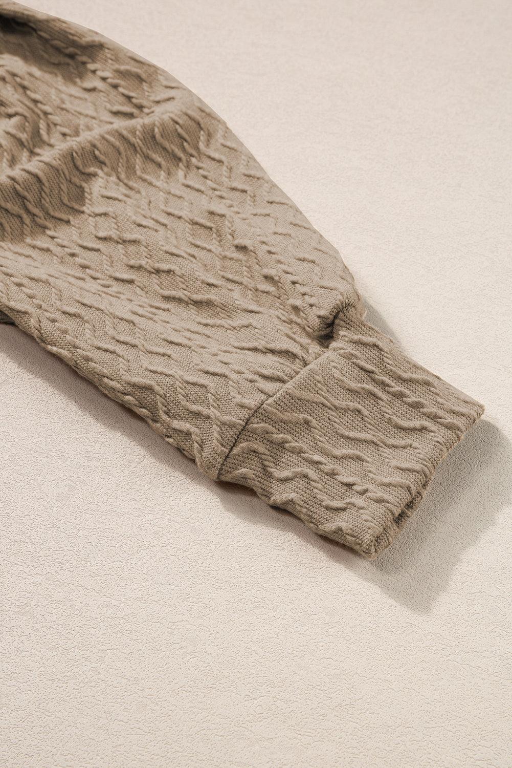 Simply Taupe – Strukturiertes Vintage-Oberteil mit Stehkragen und Puffärmeln