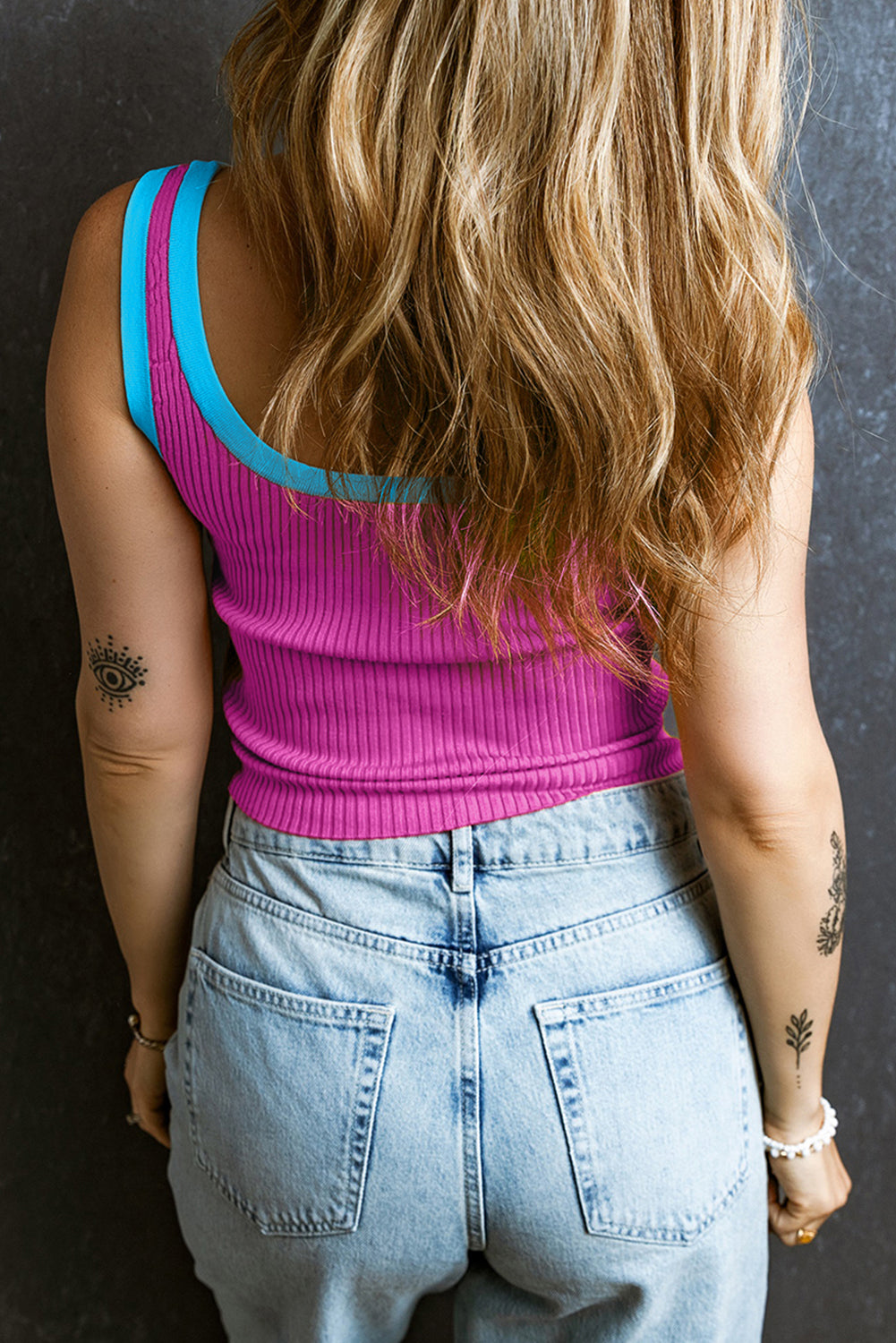 Camiseta sin mangas de punto acanalado con bordes en bloques de color rosa brillante