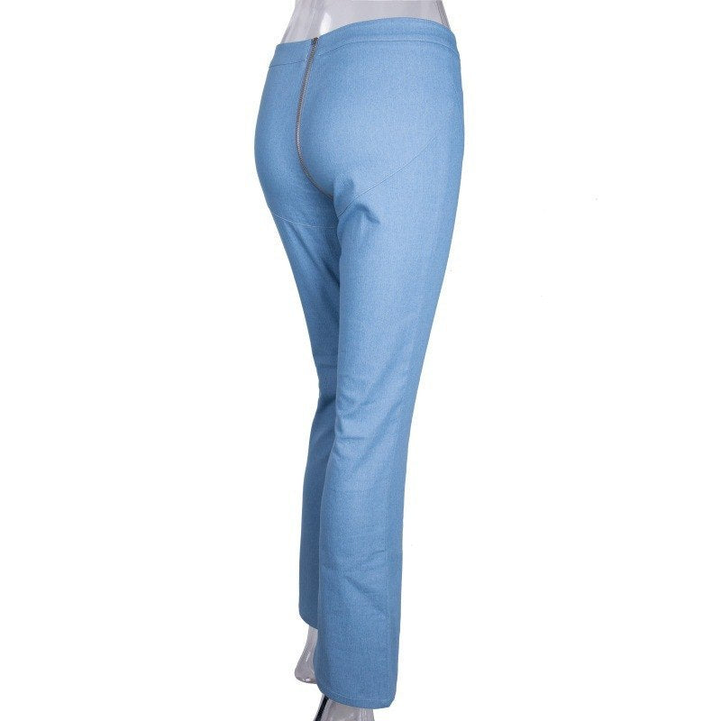 Sexy hellblaue Schlagjeans