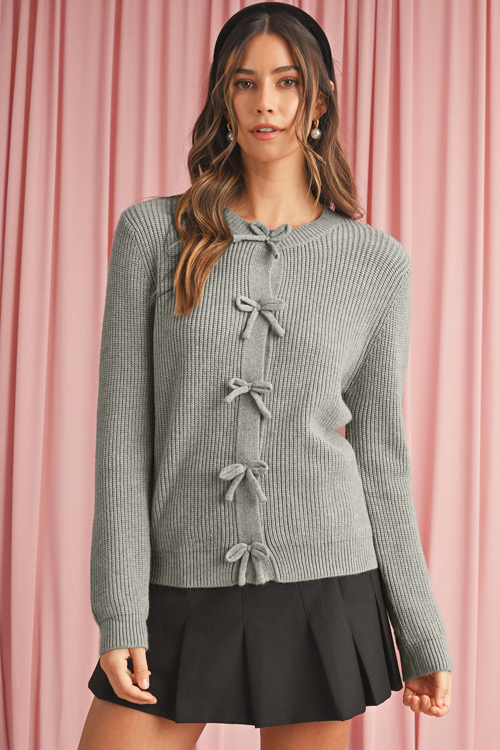 Philippine Gray – Süße, kurze Strickjacke mit Schleife vorn