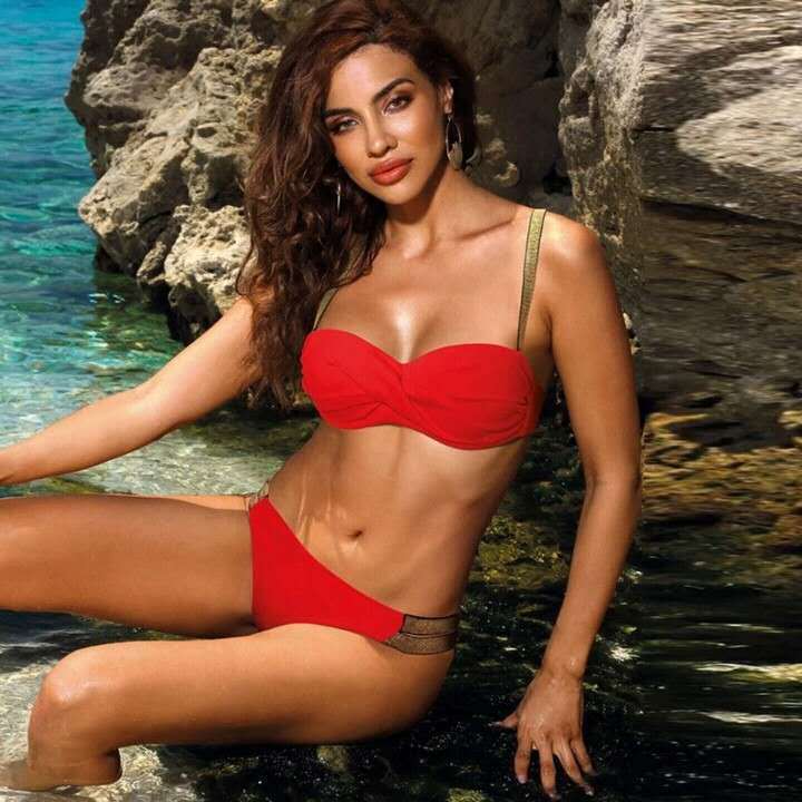 Bikini mit goldenen Trägern