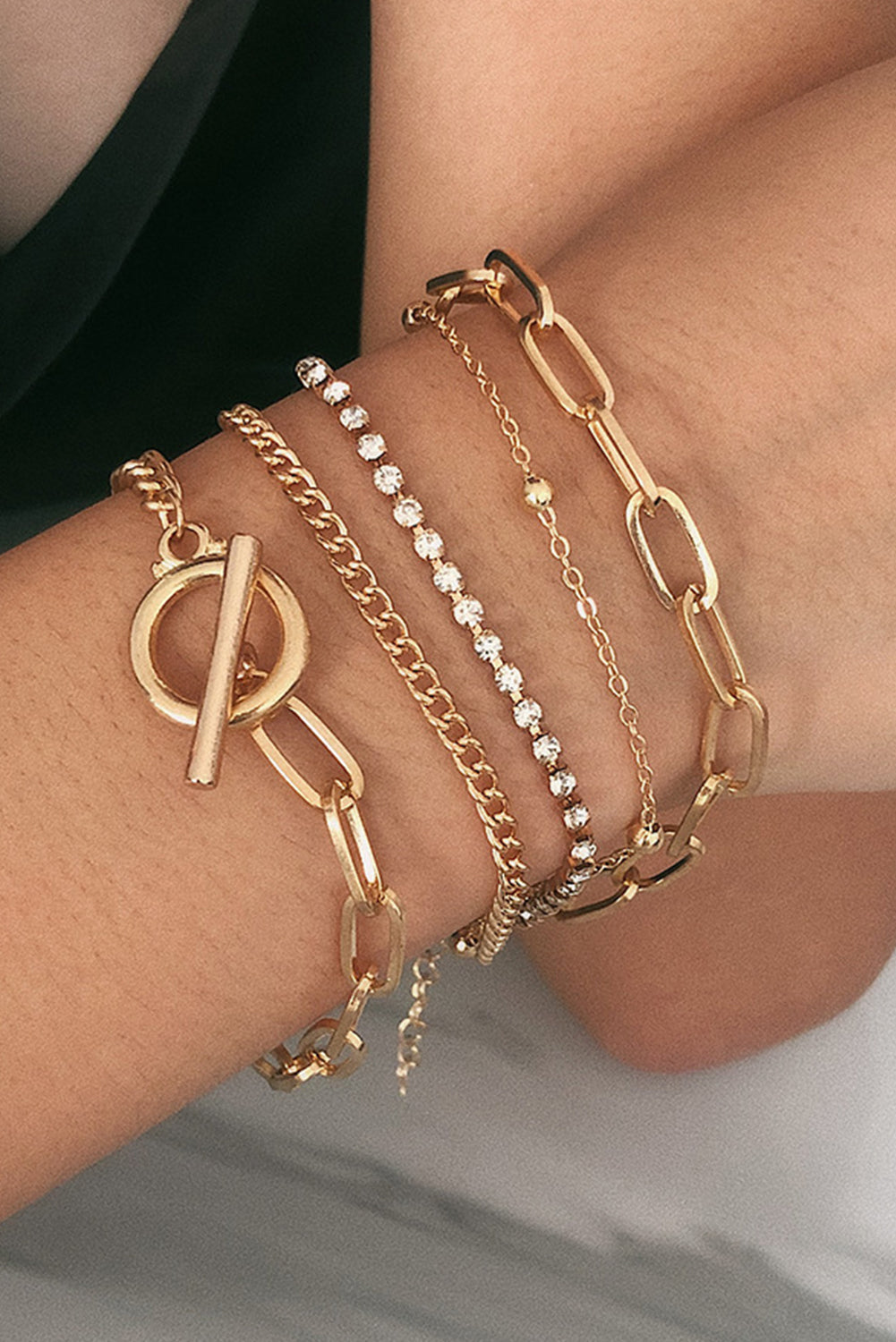 Vergoldetes, mehrlagiges Kettenarmband-Set mit Strasssteinen