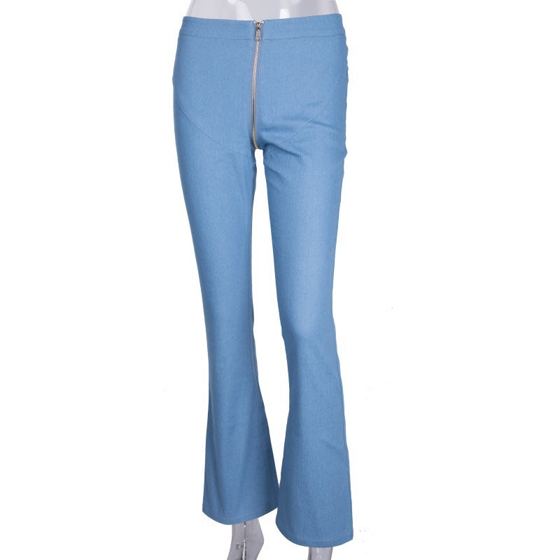 Sexy hellblaue Schlagjeans