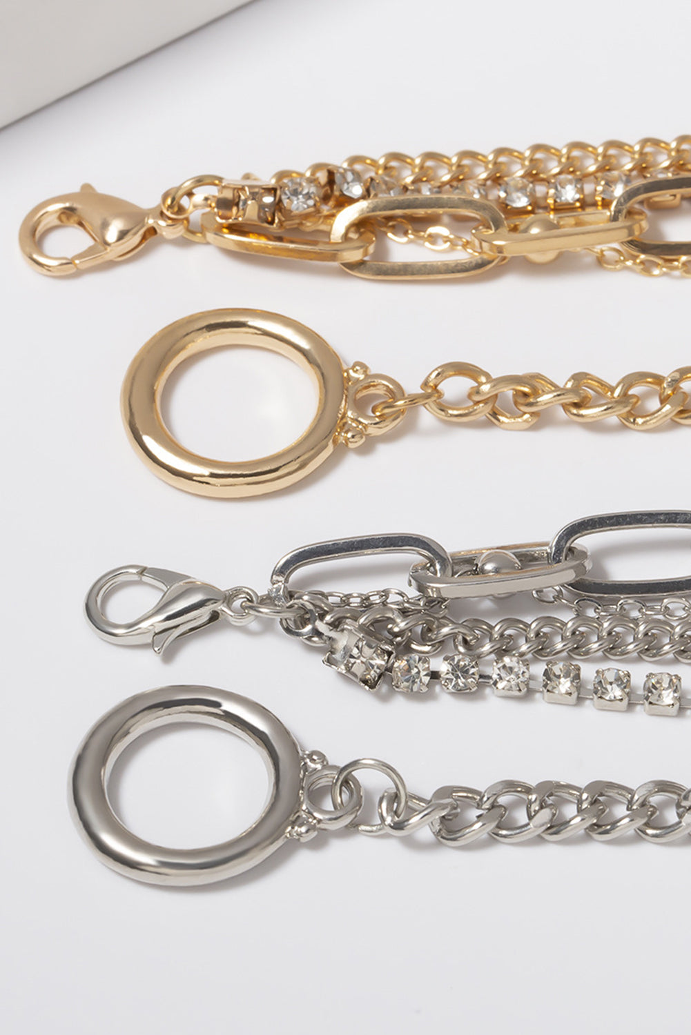 Vergoldetes, mehrlagiges Kettenarmband-Set mit Strasssteinen