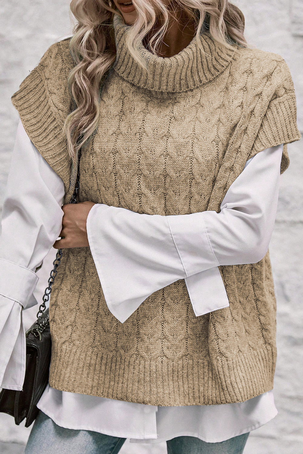 Hellbeiger Pullover mit Rollkragen