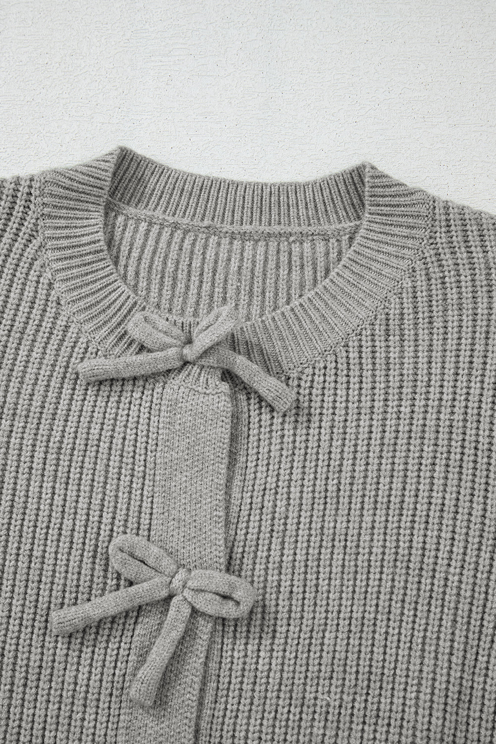 Philippine Gray – Süße, kurze Strickjacke mit Schleife vorn