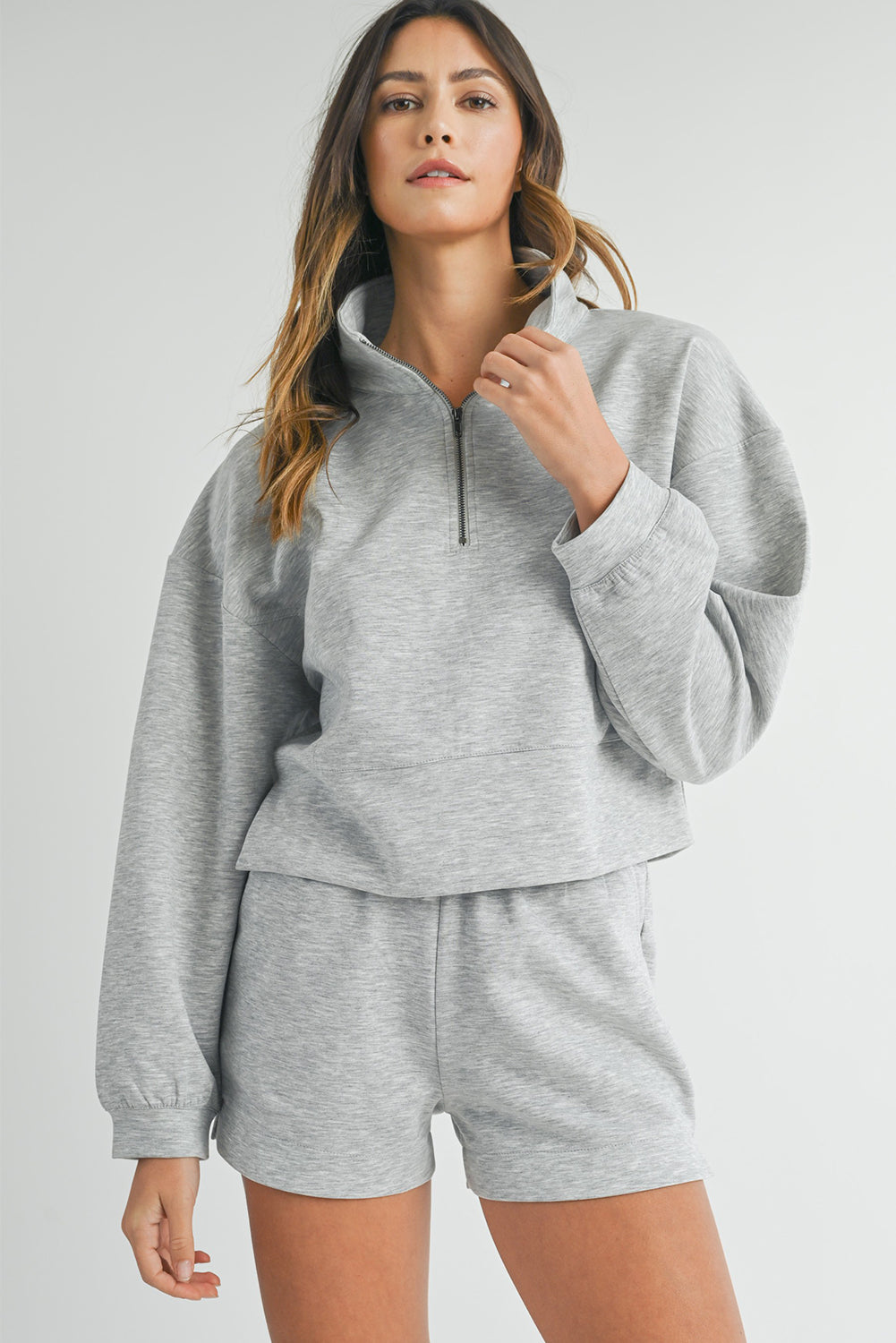 Hellgraues, schlichtes Set aus Pullover, Oberteil und Shorts