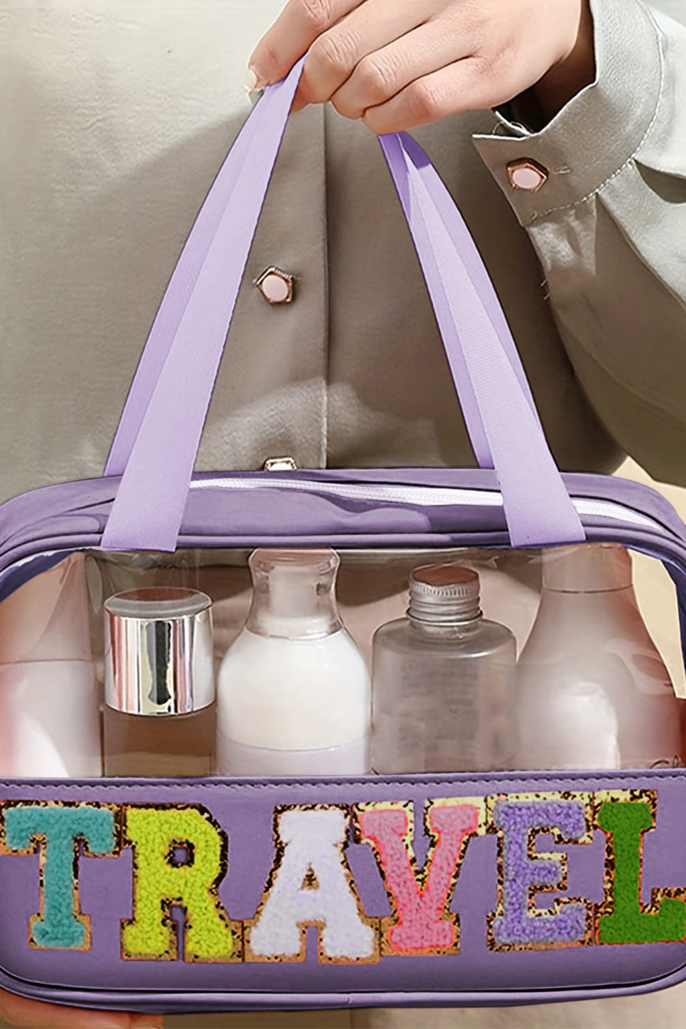 Lilafarbene Kosmetiktasche aus Chenille mit Buchstaben aus transparentem PVC