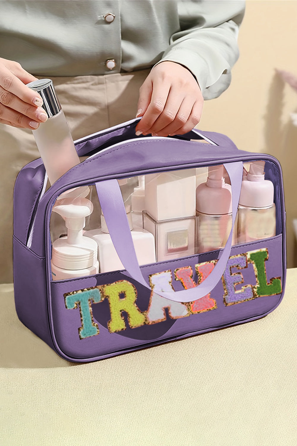 Lilafarbene Kosmetiktasche aus Chenille mit Buchstaben aus transparentem PVC