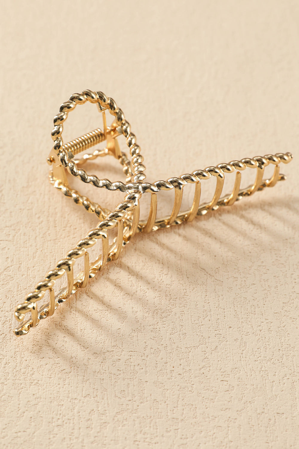 Große Haarspange aus goldfarbener Twist-Legierung