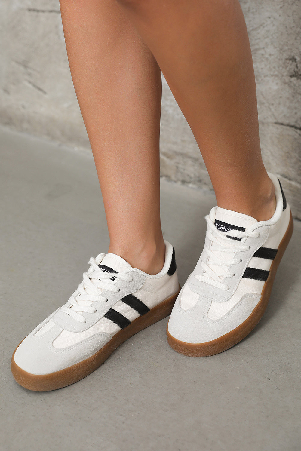 Weiße, gestreifte, flache Sneakers zum Schnüren