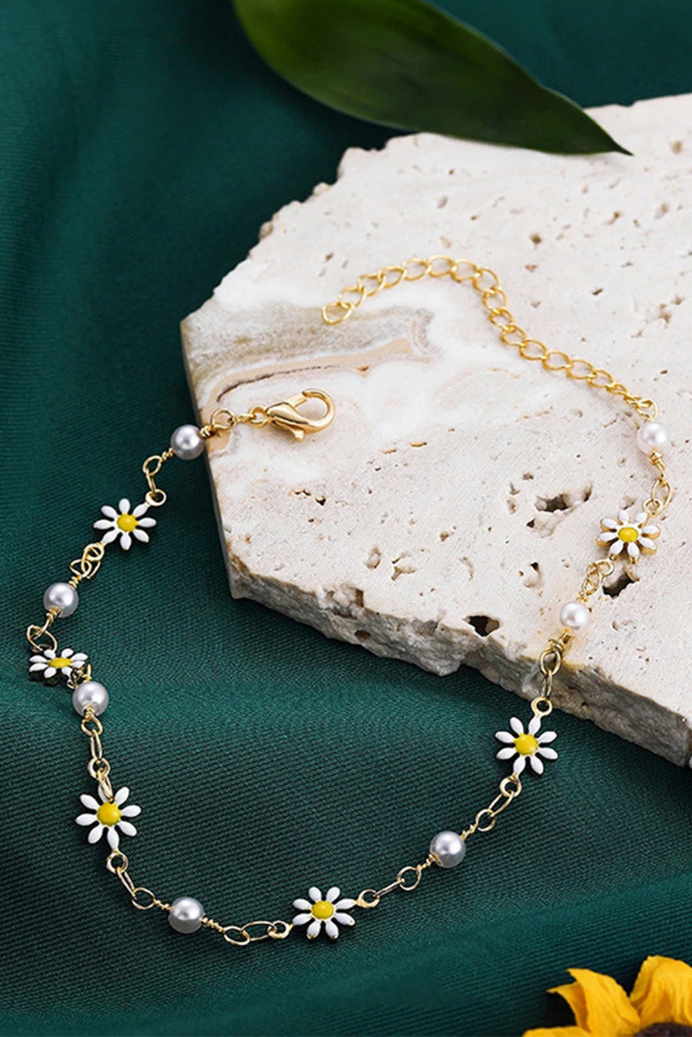Fußkettchen mit Gänseblümchen und Perlen in Gold
