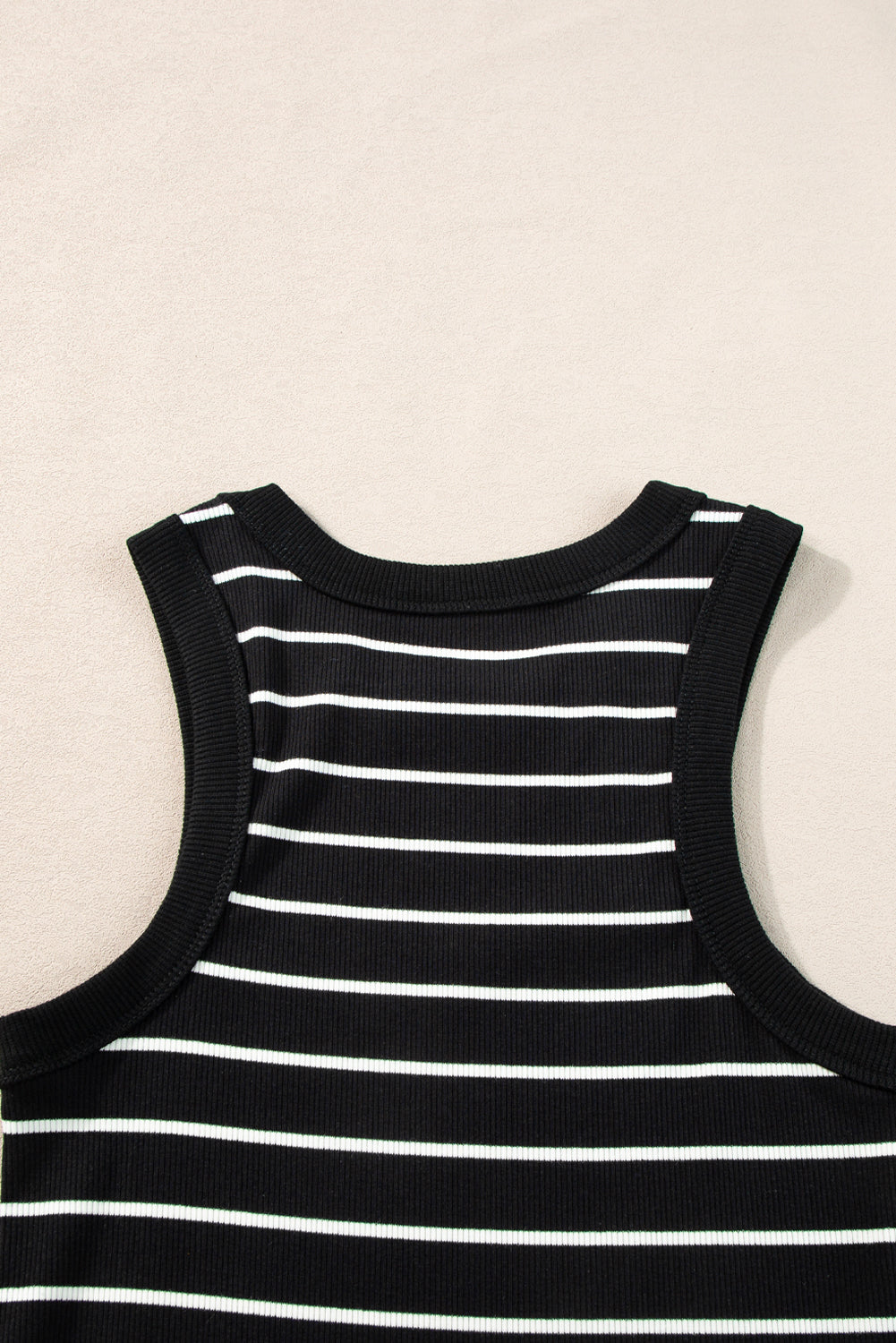 Vestido corto de tirantes de punto acanalado con rayas negras
