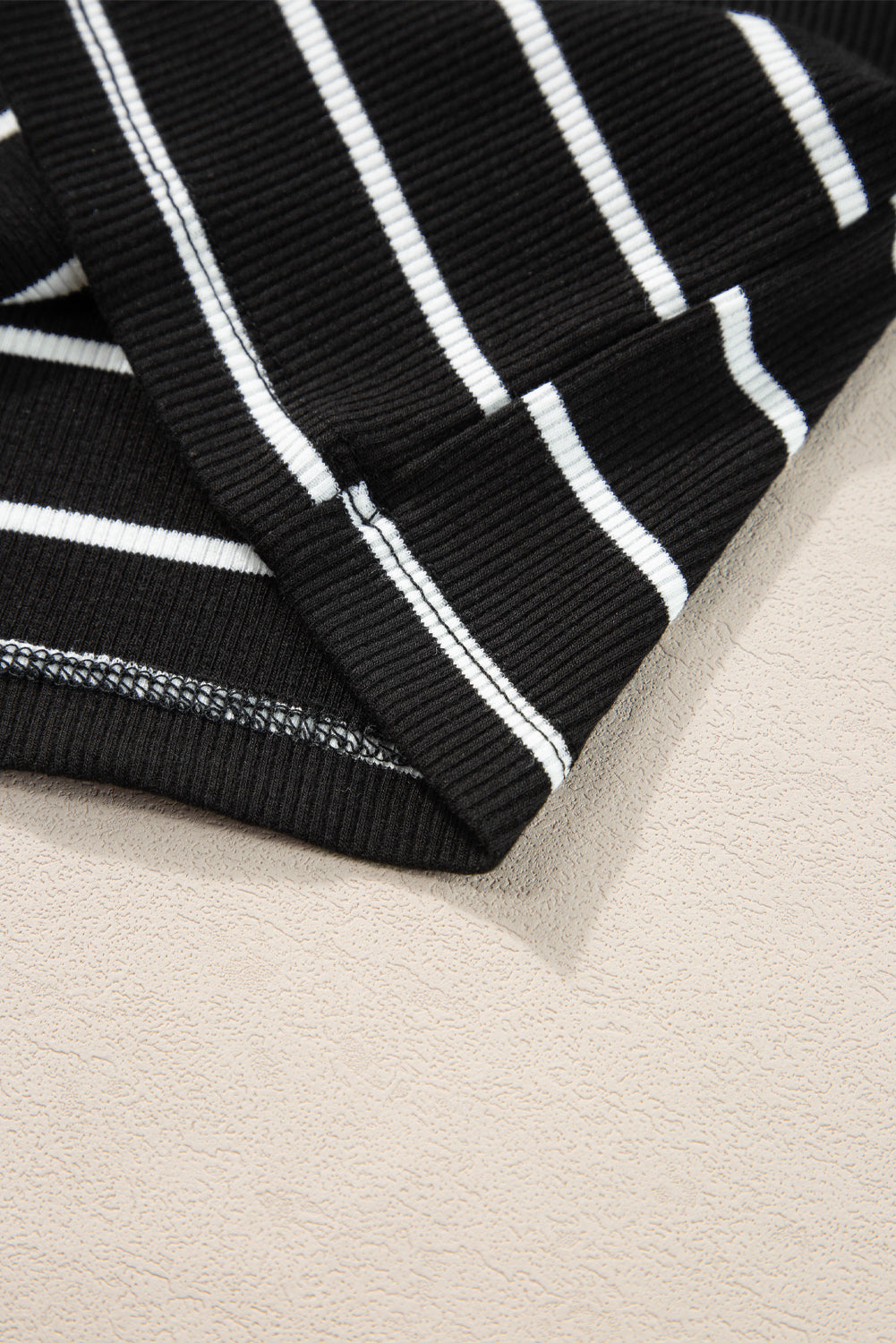 Vestido corto de tirantes de punto acanalado con rayas negras