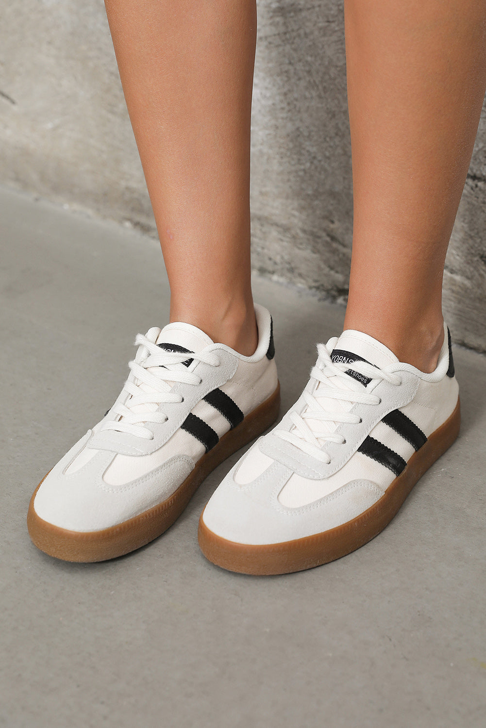 Weiße, gestreifte, flache Sneakers zum Schnüren