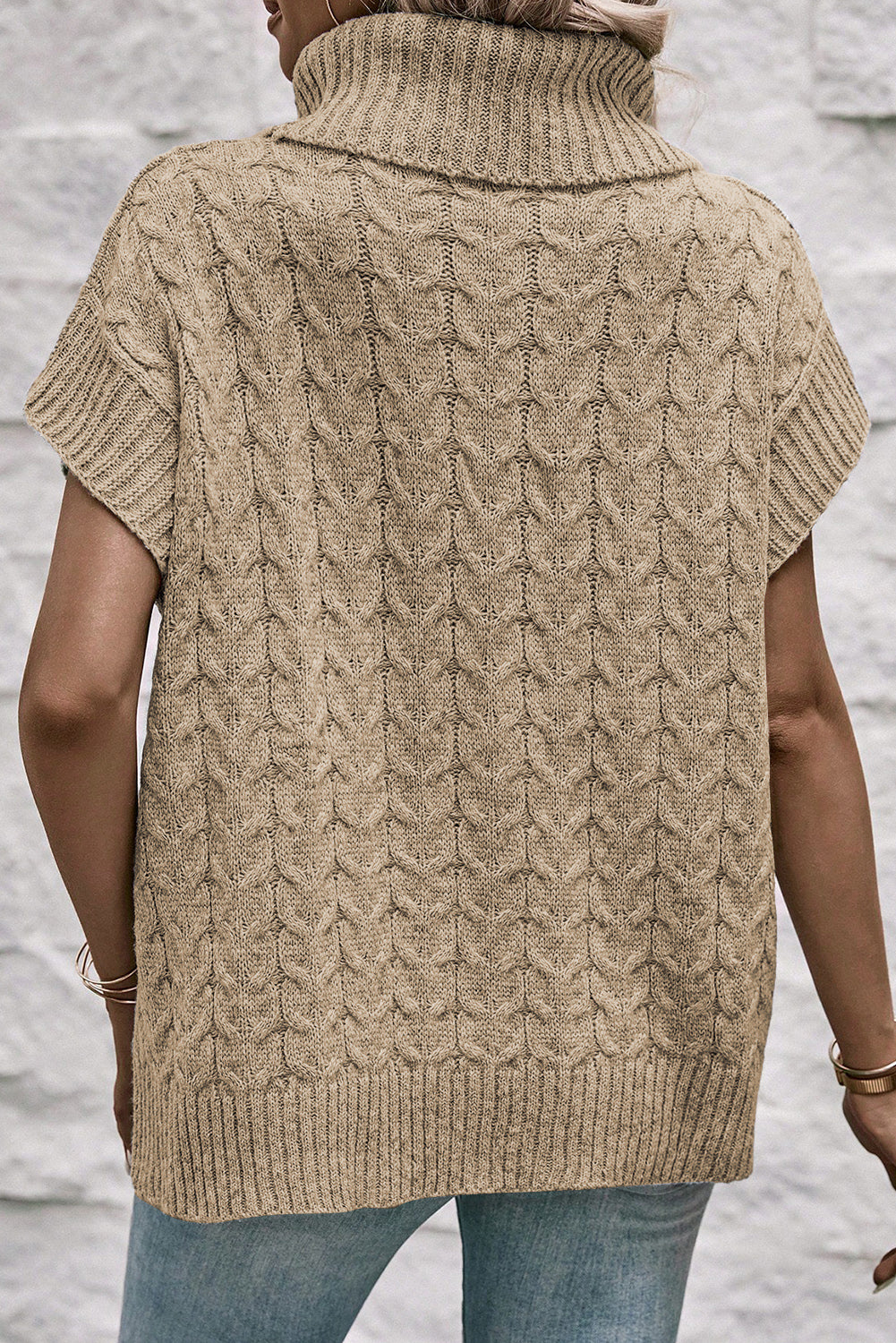 Hellbeiger Pullover mit Rollkragen