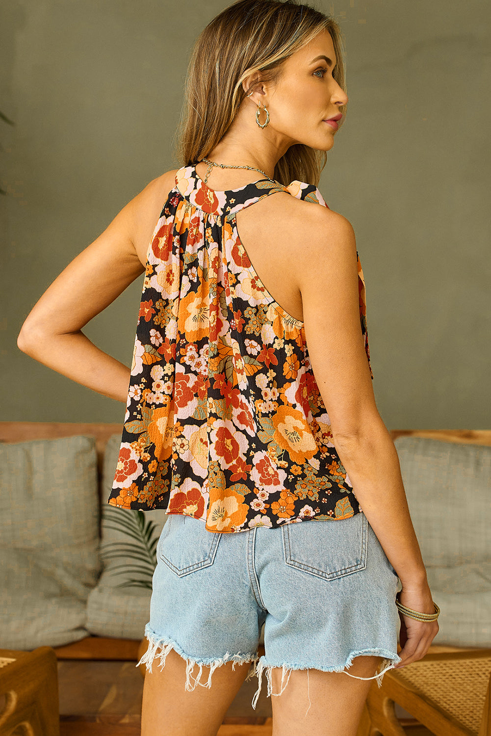 Orangefarbenes Neckholder-Top mit Blumenmuster und Knoten