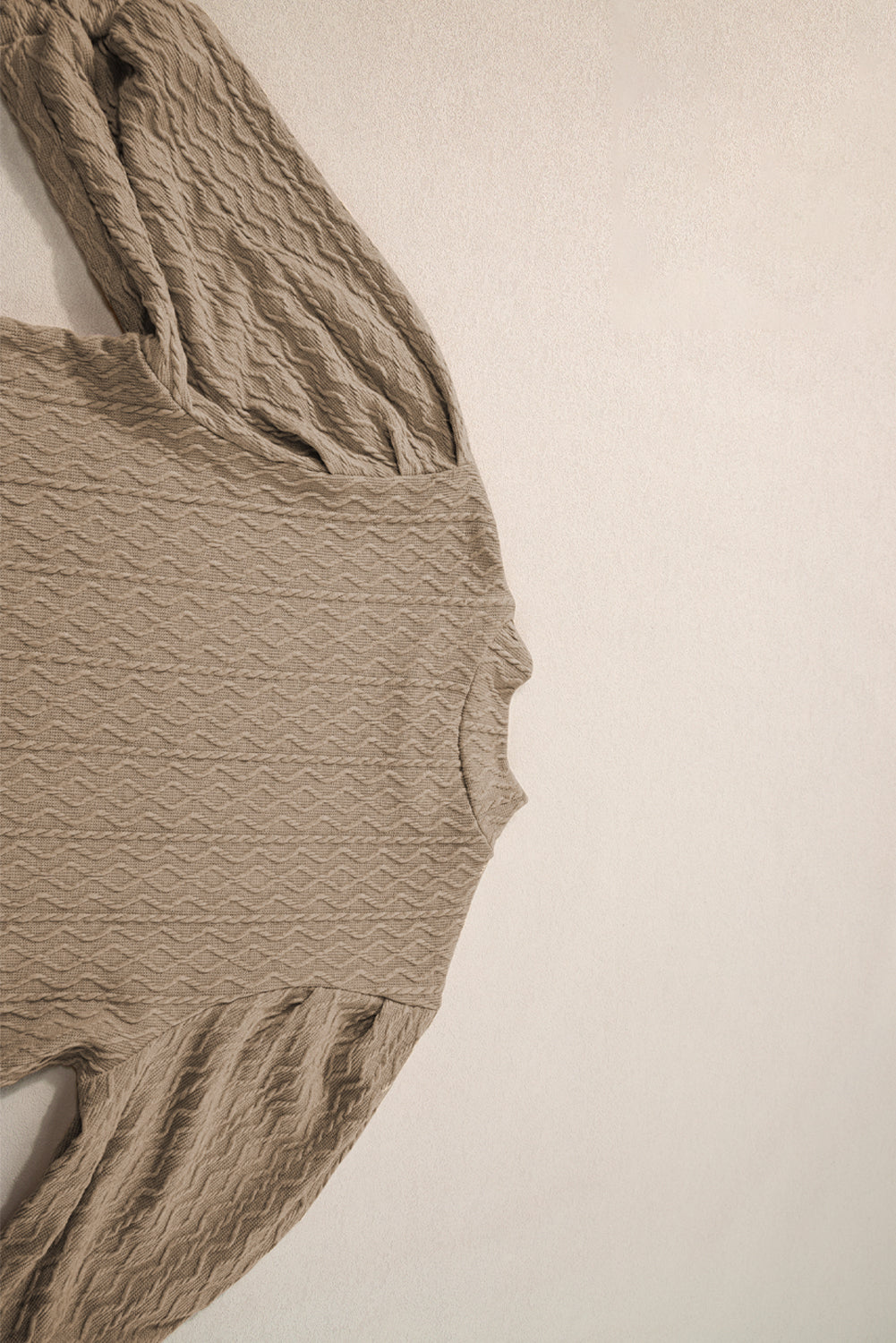 Simply Taupe – Strukturiertes Vintage-Oberteil mit Stehkragen und Puffärmeln