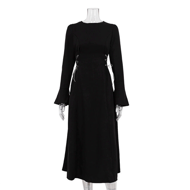 Elegantes Kleid mit ausgestellten Ärmeln und Blumenmuster