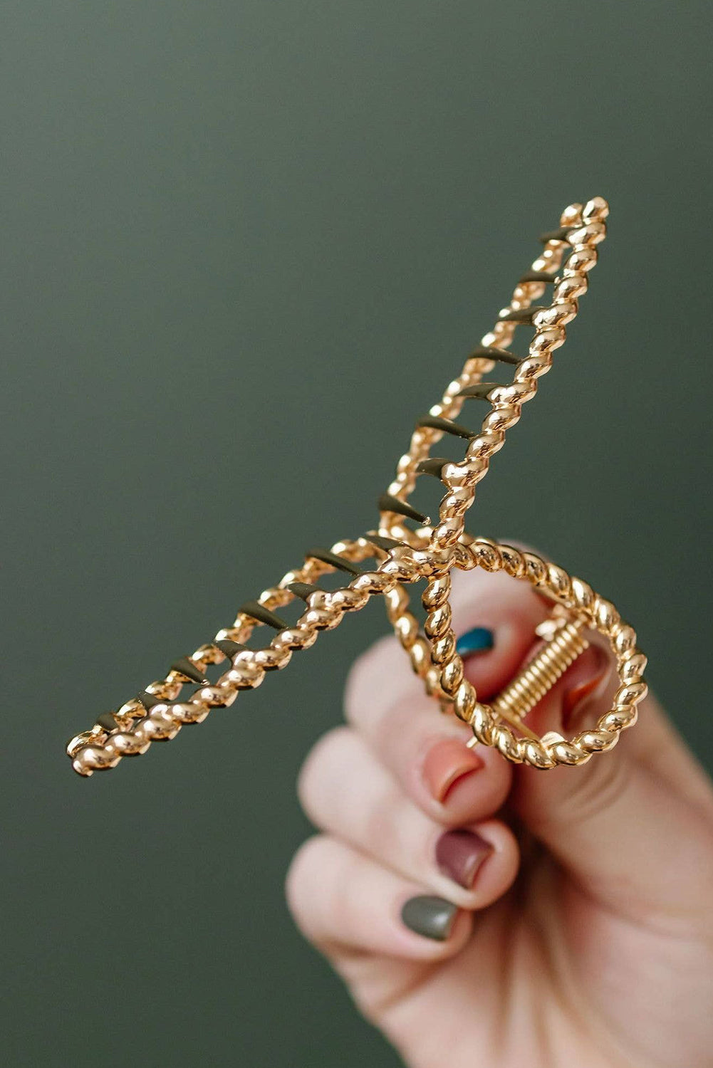 Große Haarspange aus goldfarbener Twist-Legierung