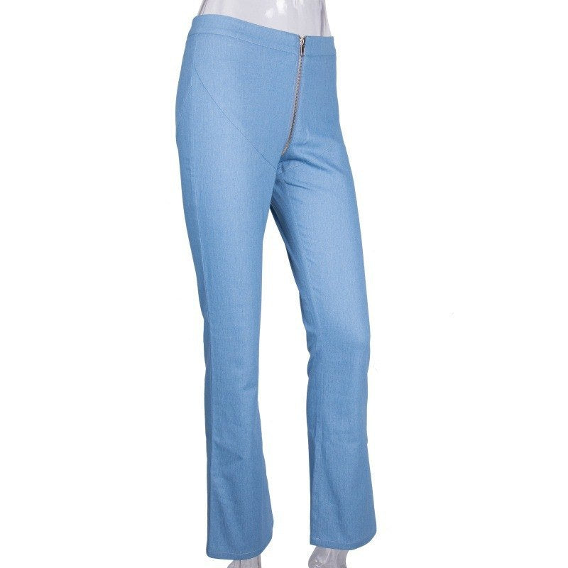 Sexy hellblaue Schlagjeans