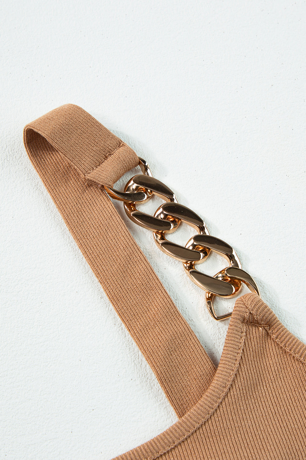 Tanktop mit Kettenriemen in Braun und Gold