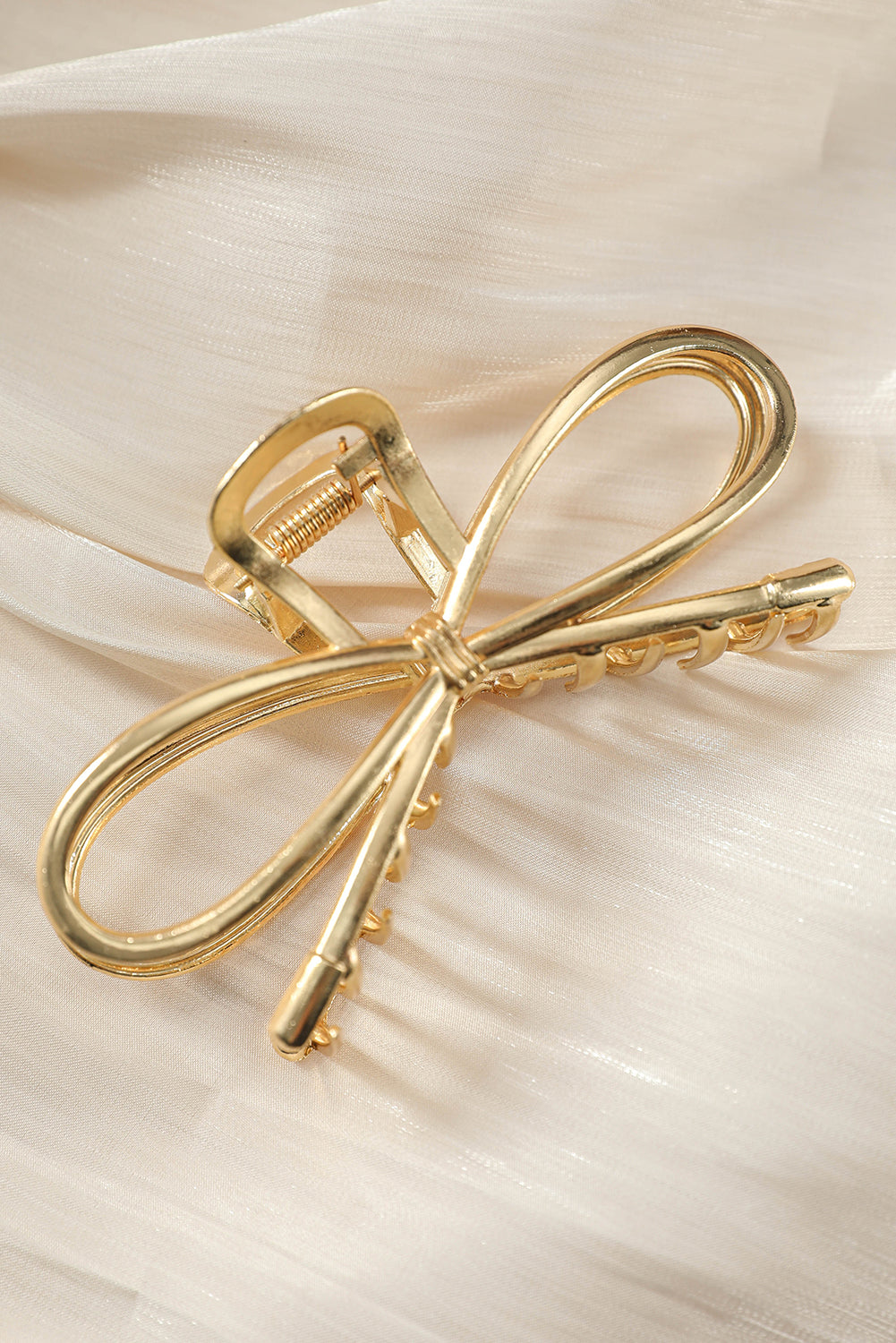 Goldene Klauenklammer in Schleifenform