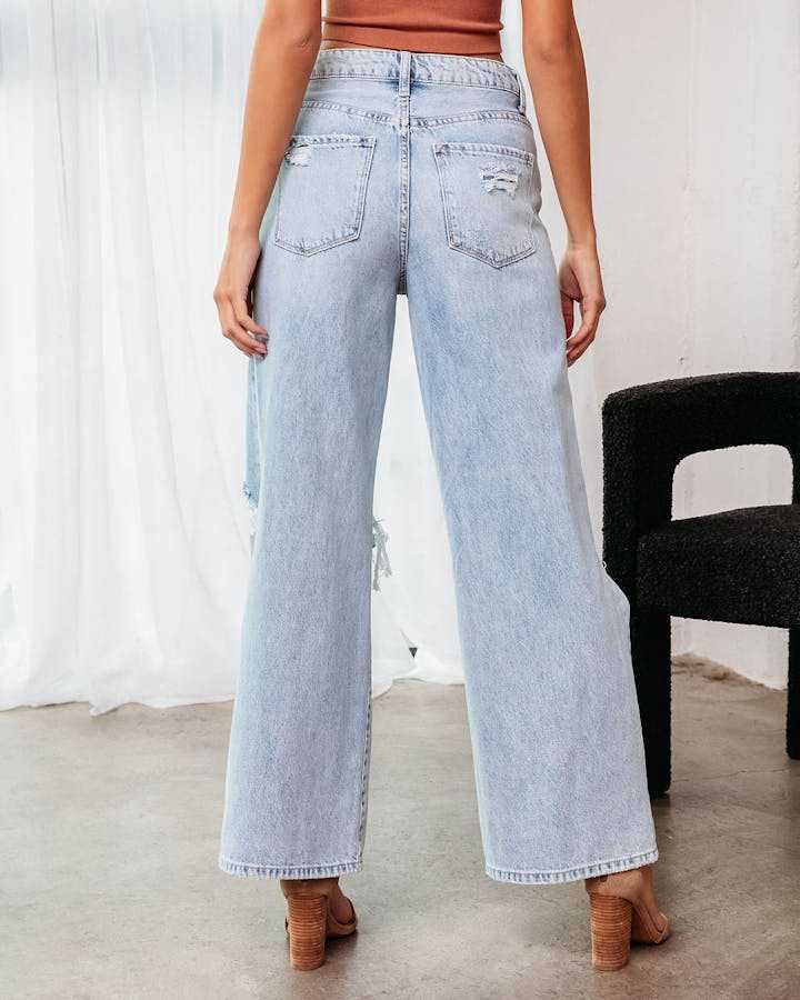 Zerrissene Jeans in blauer Waschung
