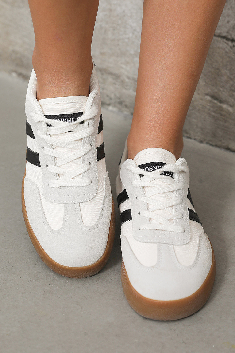 Weiße, gestreifte, flache Sneakers zum Schnüren
