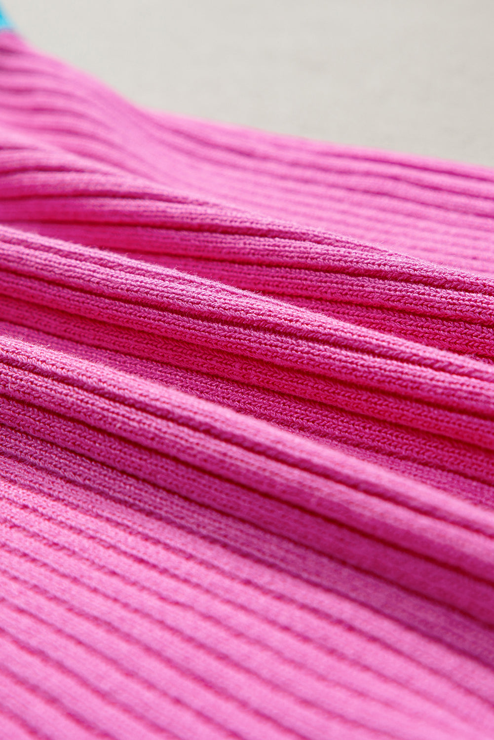 Camiseta sin mangas de punto acanalado con bordes en bloques de color rosa brillante