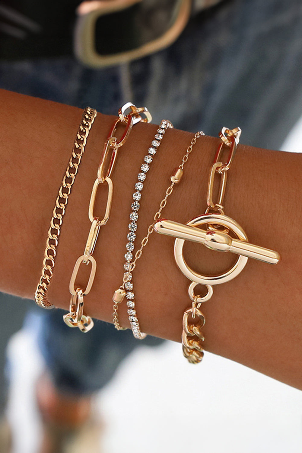 Vergoldetes, mehrlagiges Kettenarmband-Set mit Strasssteinen