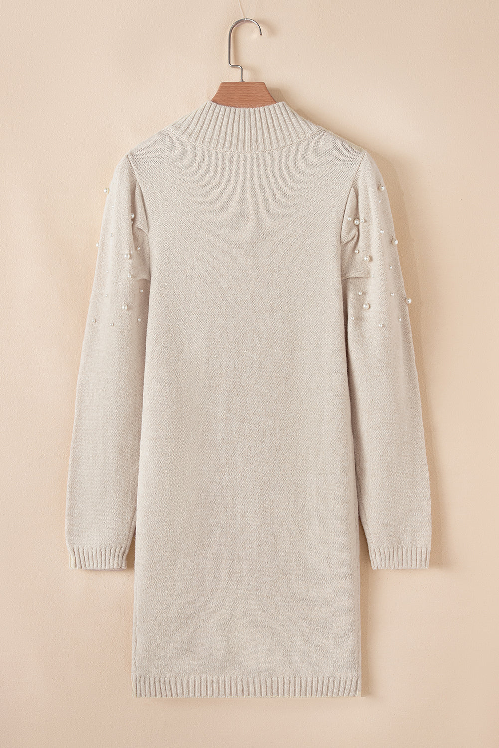 Figurbetontes Pulloverkleid mit Perlenverzierung und hohem Kragen von Parchment Pearl