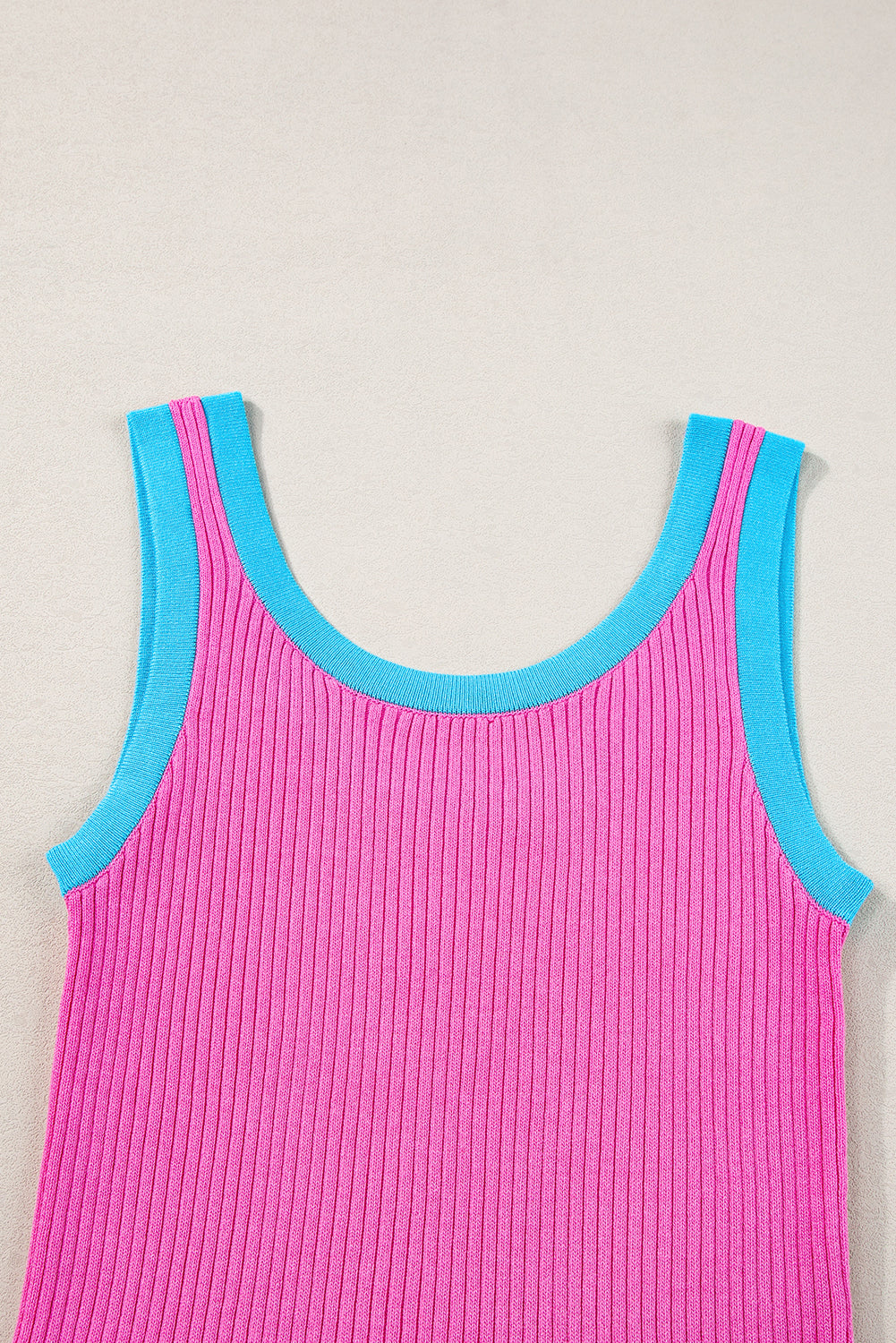Camiseta sin mangas de punto acanalado con bordes en bloques de color rosa brillante