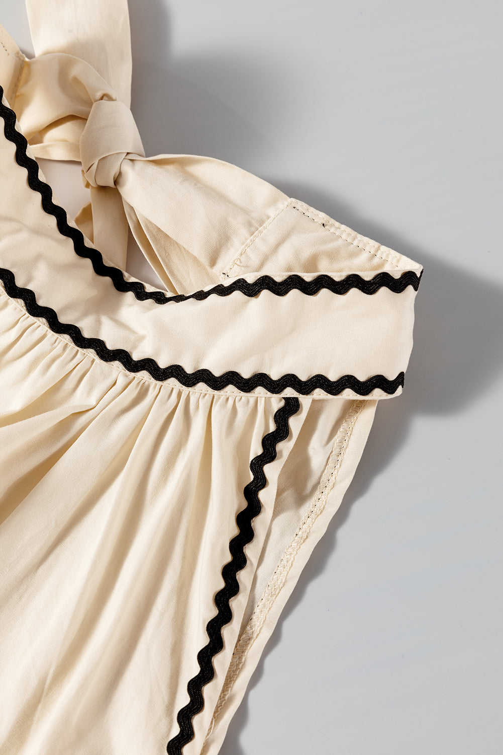 Khakifarbenes, gestreiftes Ricrac-Minikleid ohne Ärmel