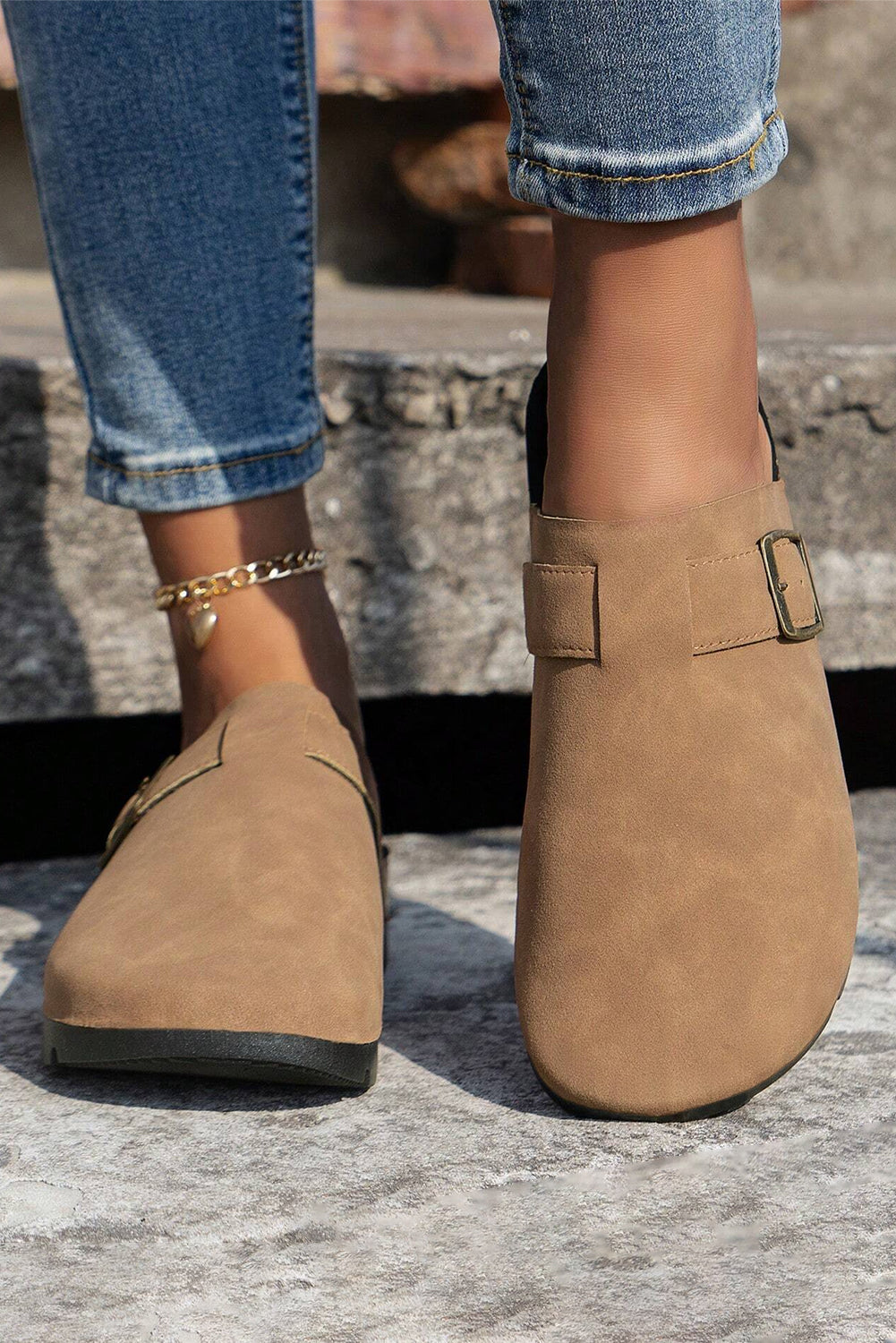 Helle französische beige Hausschuhe