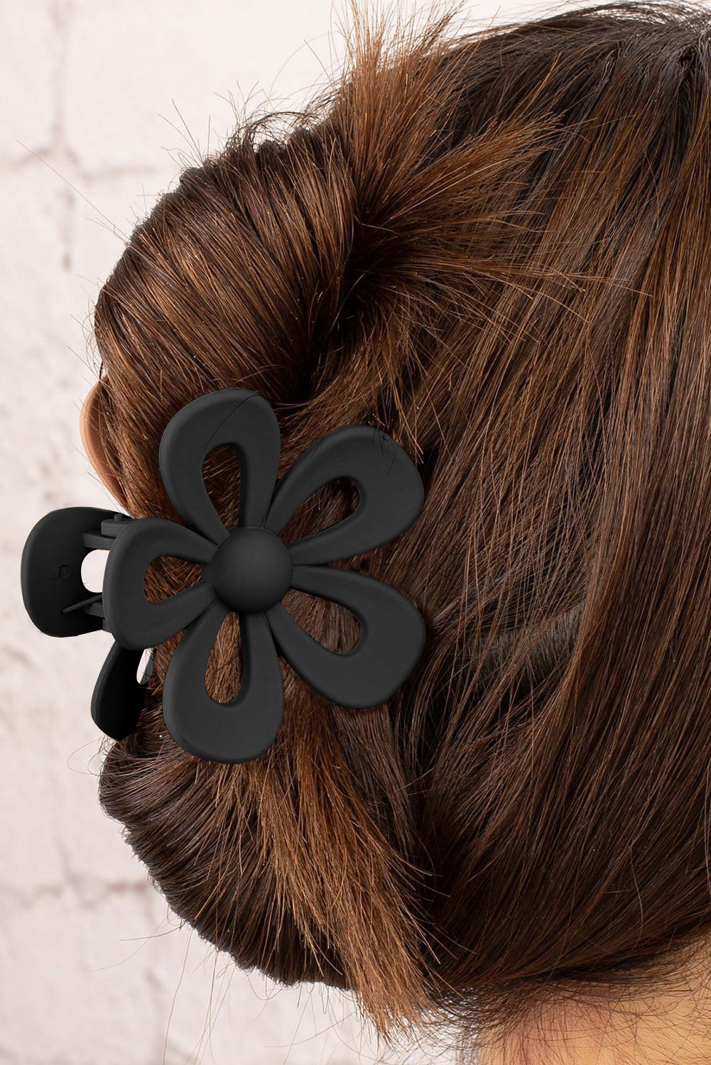 Pinza con forma de flor ahuecada de color negro