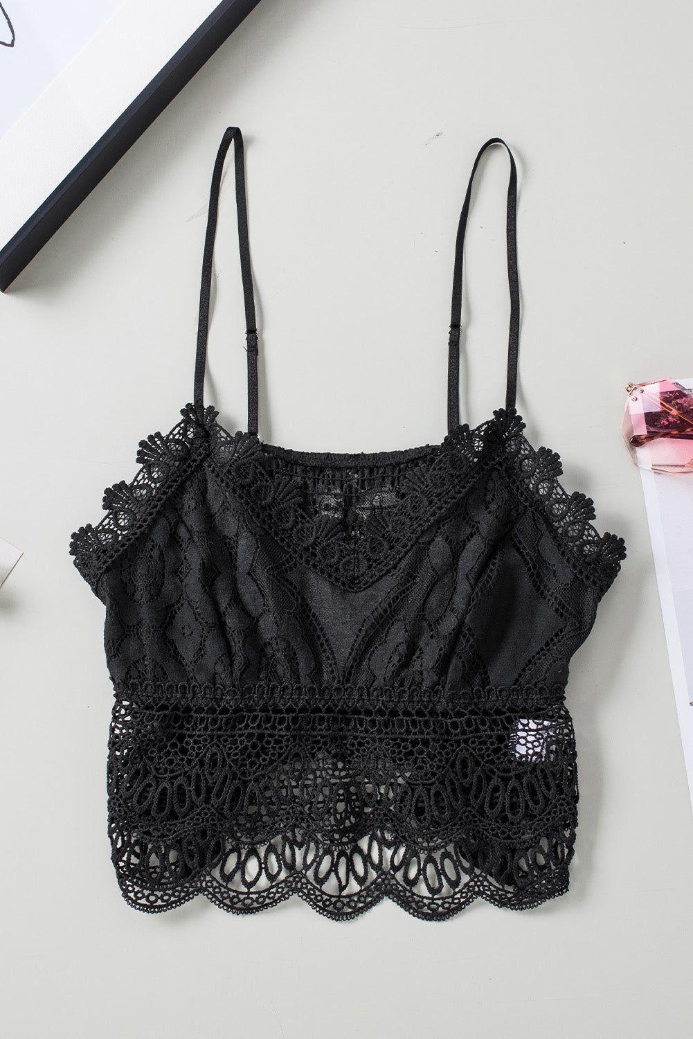 Top corto tipo bralette de encaje negro