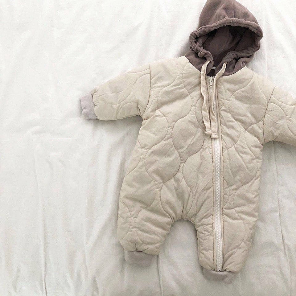Gepolsterter, gesteppter Kumpsuit für Ausflüge mit Baby