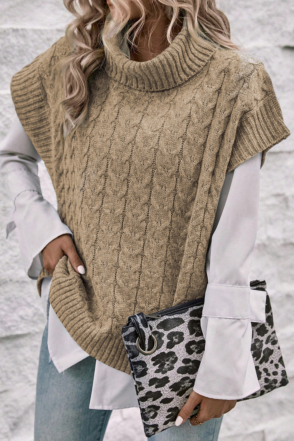 Hellbeiger Pullover mit Rollkragen