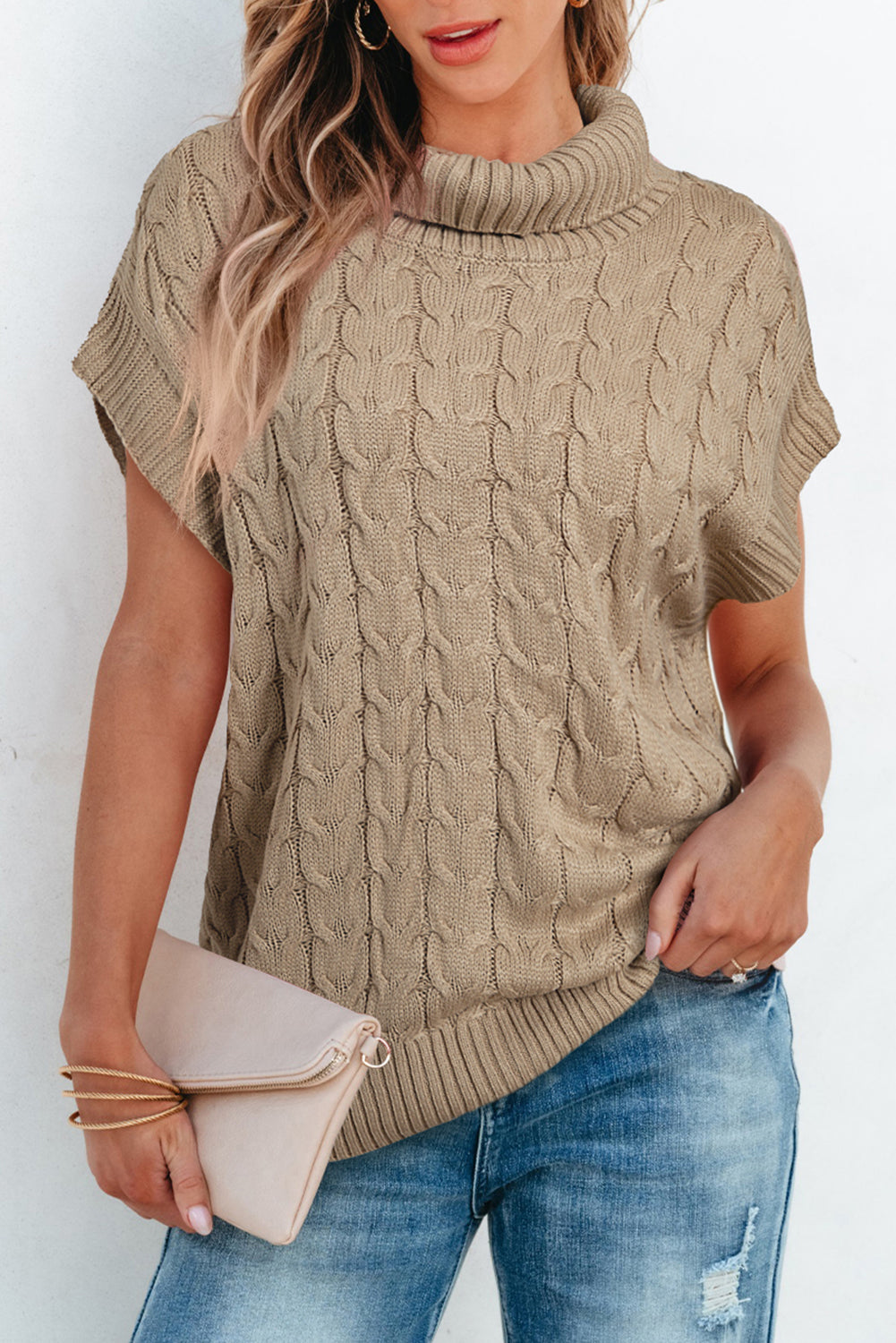 Hellbeiger Pullover mit Rollkragen