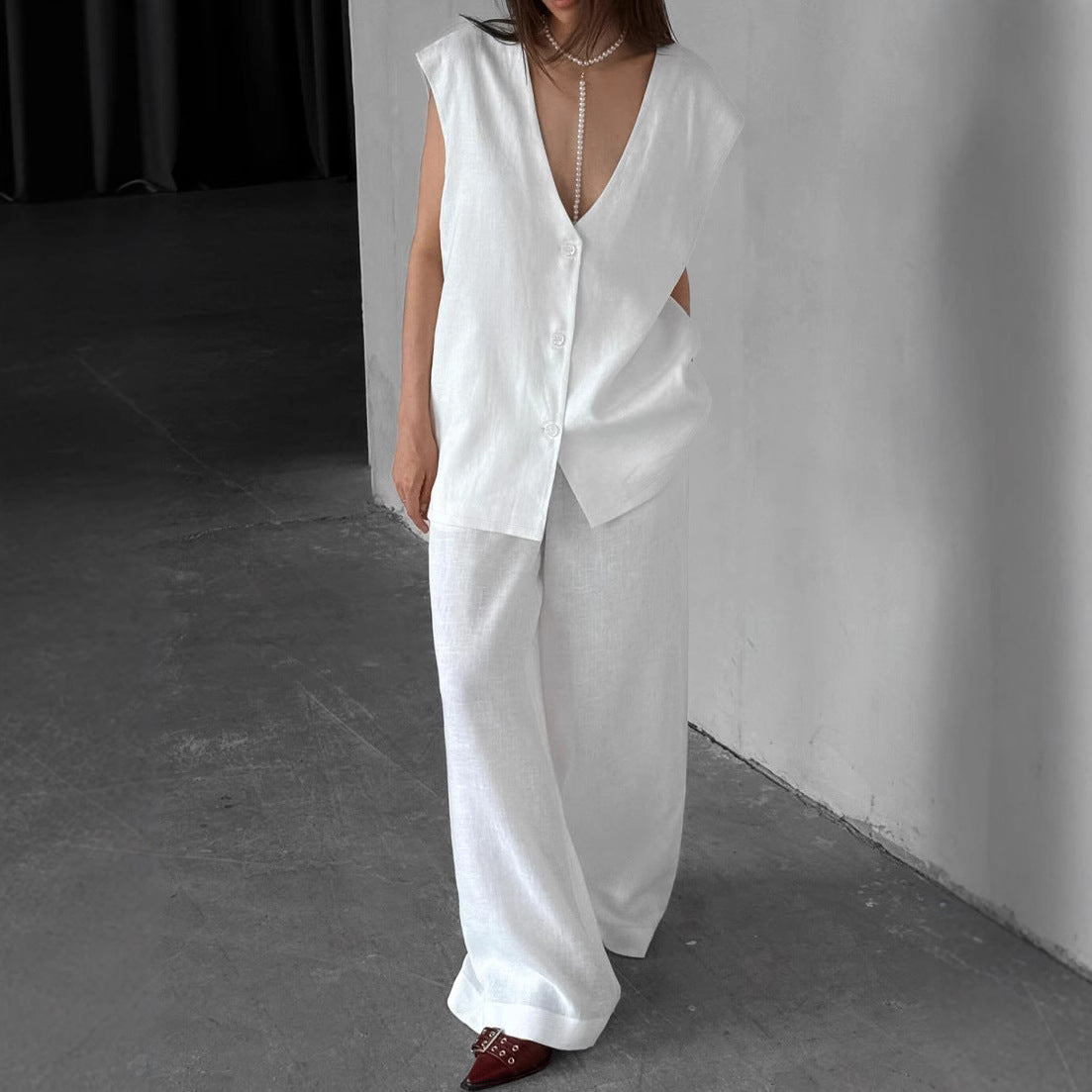 White V-neck Cotton And Linen Sleeveless Pants Suit