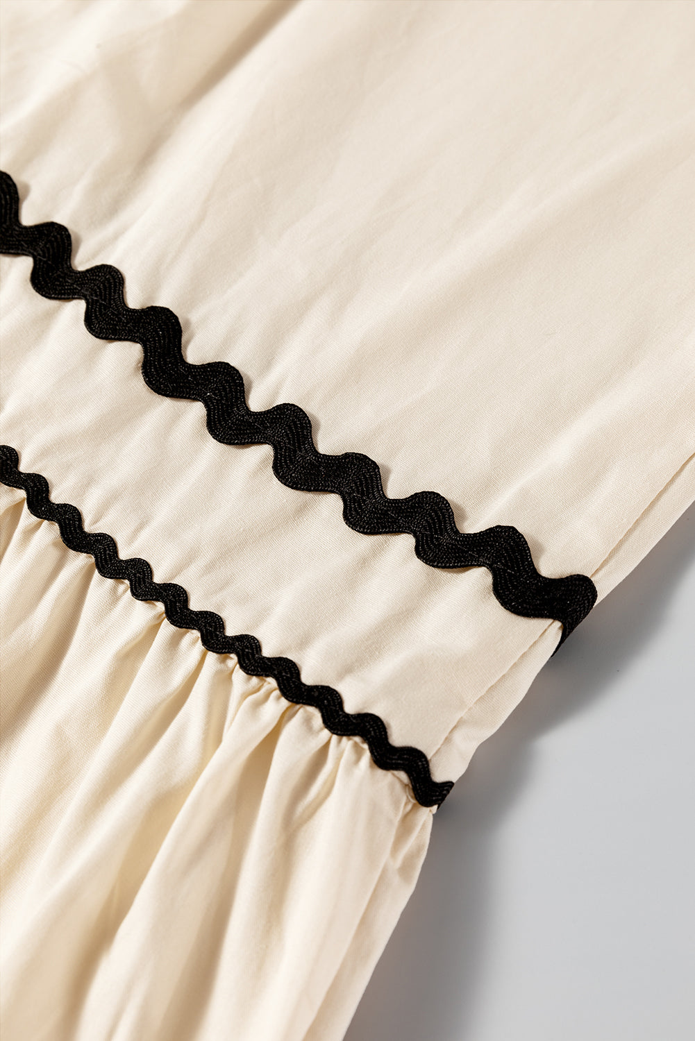 Khakifarbenes, gestreiftes Ricrac-Minikleid ohne Ärmel