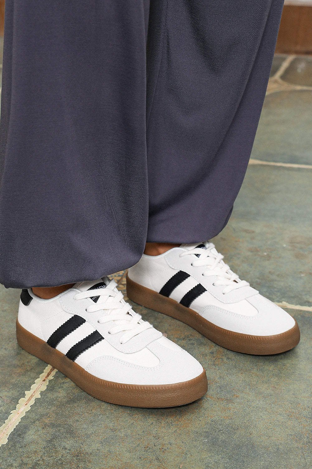 Weiße, gestreifte, flache Sneakers zum Schnüren