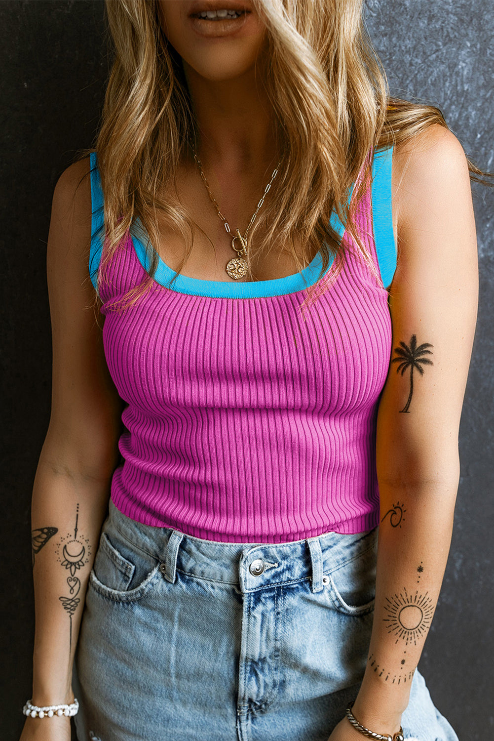 Camiseta sin mangas de punto acanalado con bordes en bloques de color rosa brillante