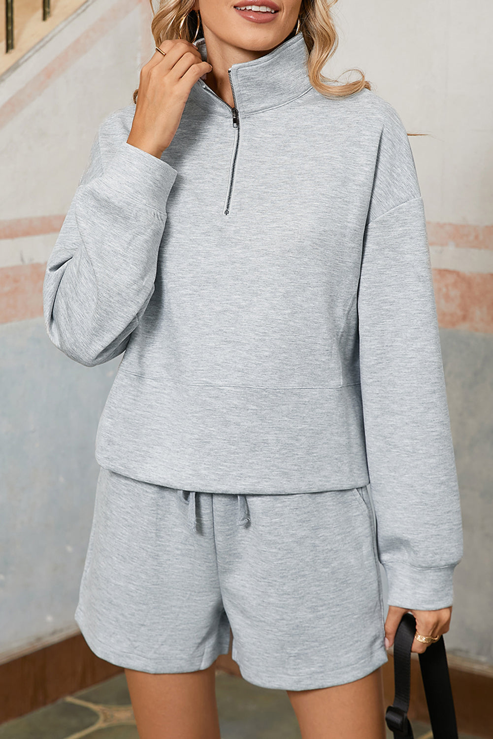 Hellgraues, schlichtes Set aus Pullover, Oberteil und Shorts
