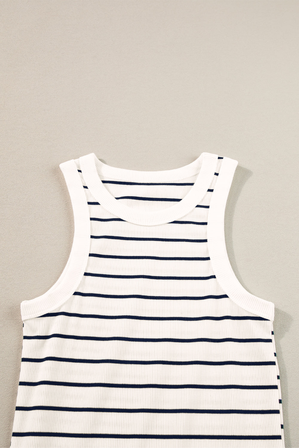 Vestido corto de tirantes de punto acanalado con rayas negras