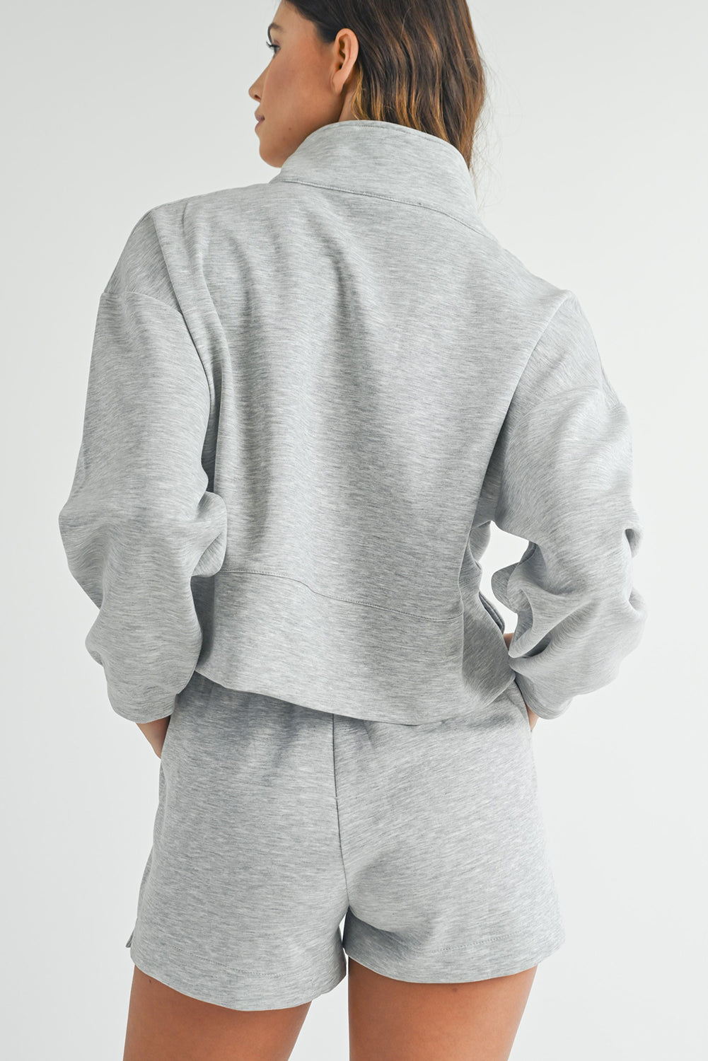 Hellgraues, schlichtes Set aus Pullover, Oberteil und Shorts